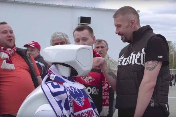 Russian-robot-which-will-protect-British-fans-from-hooligans (1)