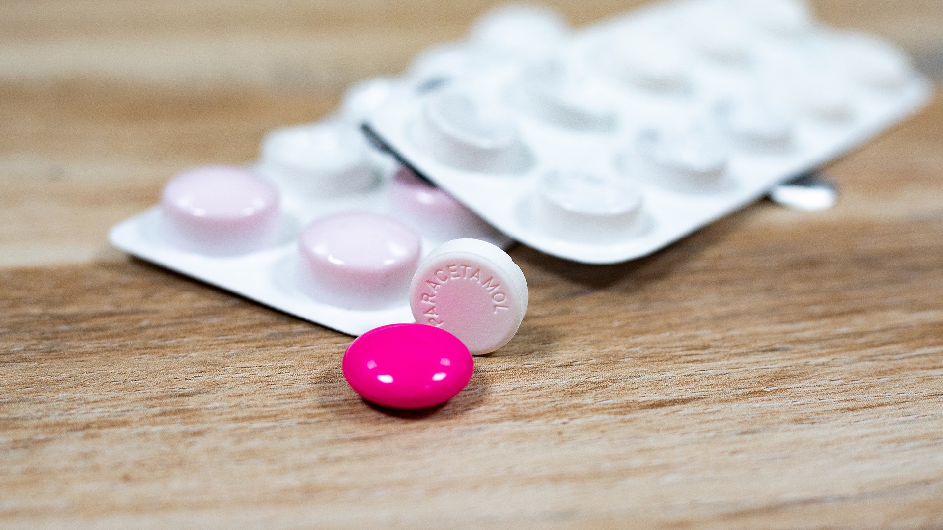 aanplakbiljet verjaardag nog een keer Wat is het verschil tussen paracetamol en ibuprofen? - NPO3.nl