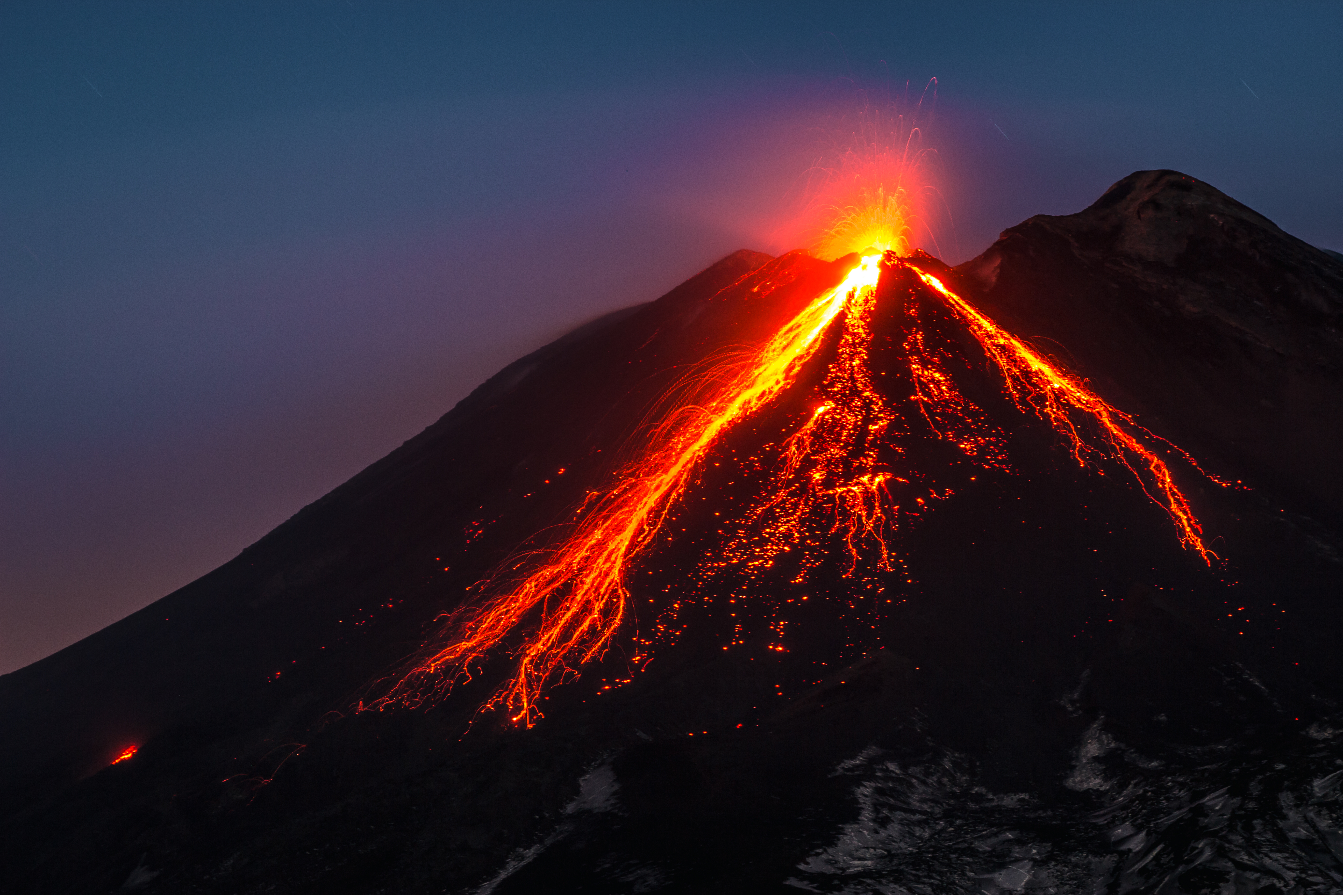 Zichtbare lavastromen tijdens uitbarsting van de Etna