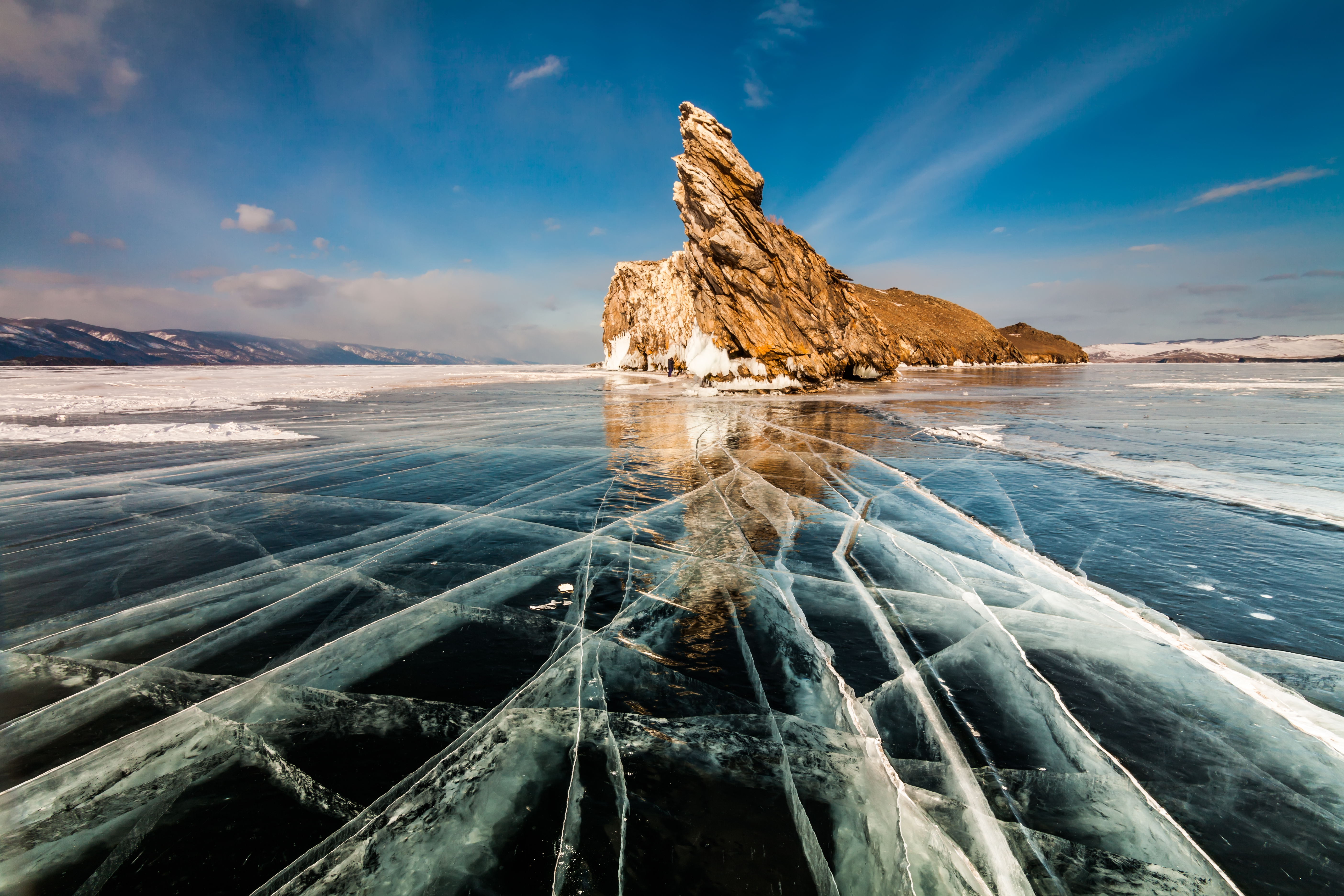 Rots midden op bevroren Baikalmeer.