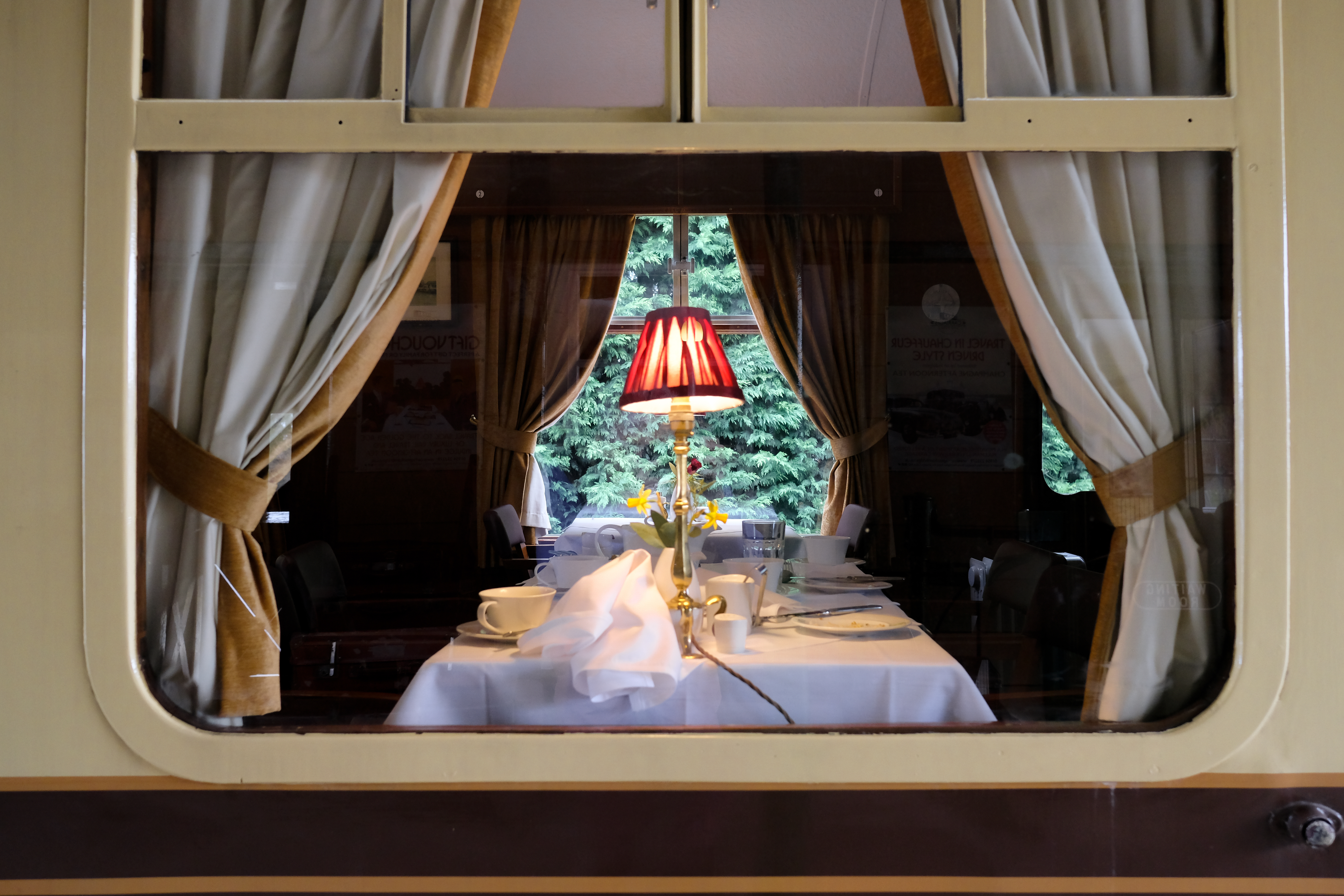 Een romantisch gedekte tafel in de Oriënt Express