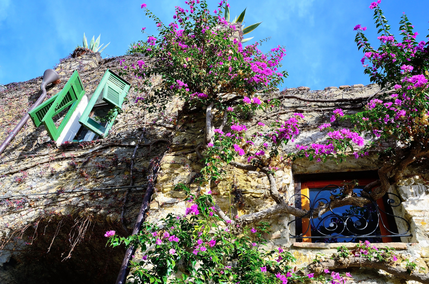 Een vrolijke muur van een huis in Bussana Vecchia