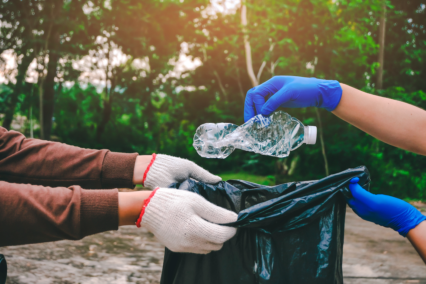 Vrijwilligers ruimen plastic op