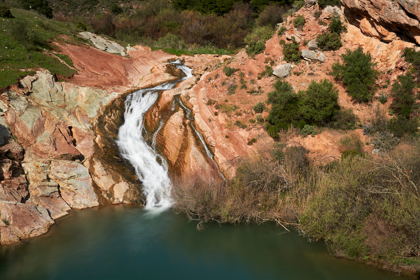 Waterval in rivier de Turón in nationaal park Sierra de las Nieves in Spanje.