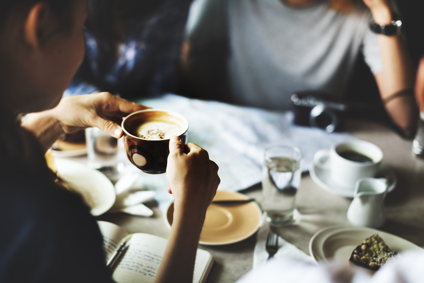 Drink samen koffie en leer elkaars taal