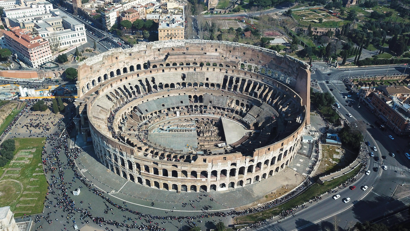 Het Colosseum in Rome, Italië gefotografeerd vanuit de lucht.