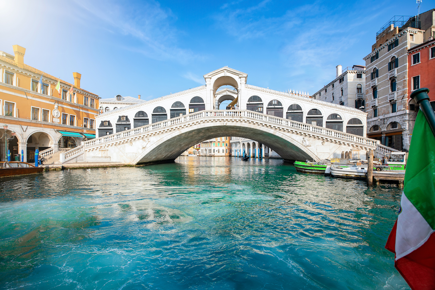Lege straten en schone kanalen in Venetië tijdens de coronacrisis