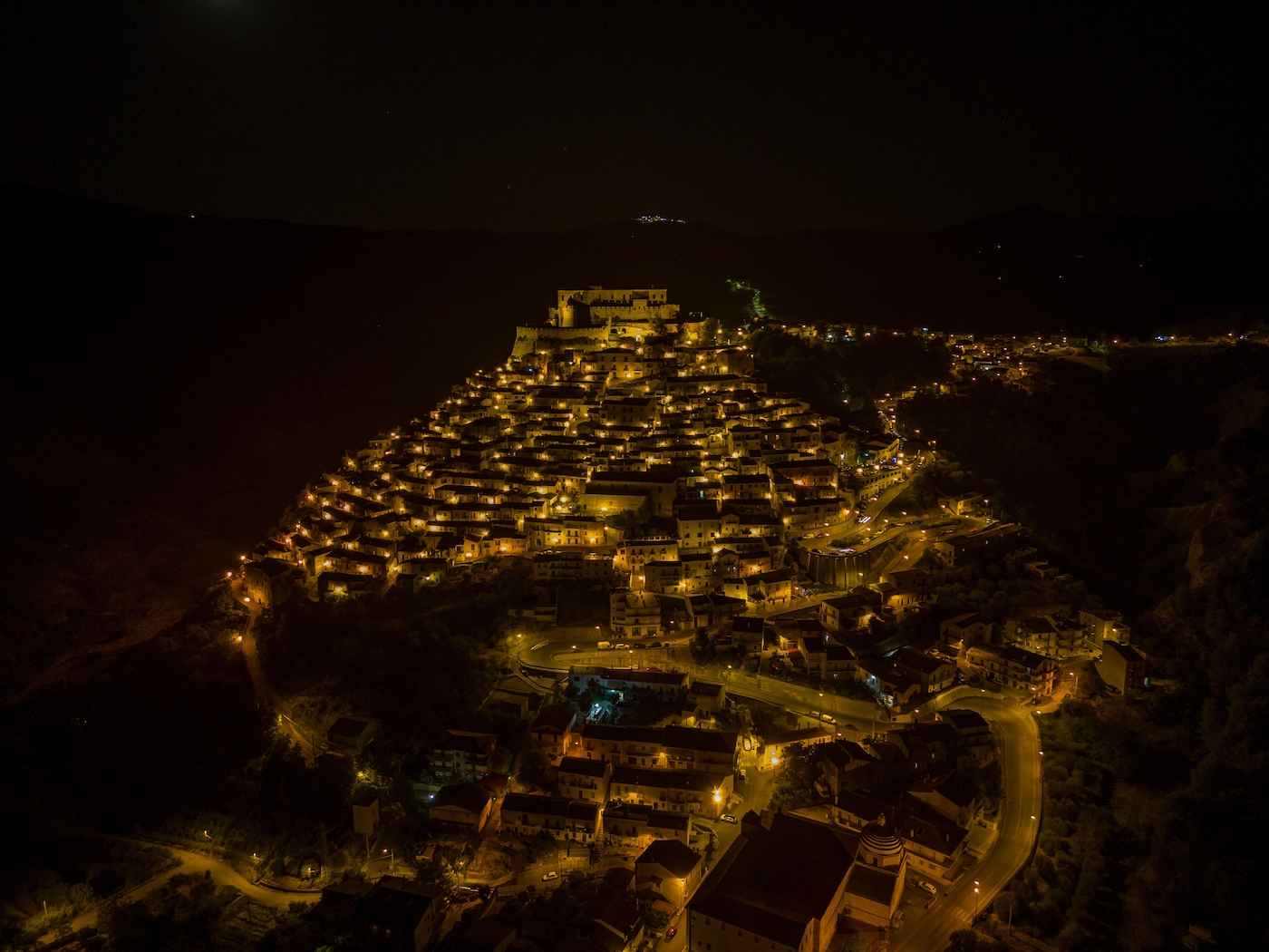 Rocca Imperiale in de nacht, Calabrië - Dronefoto