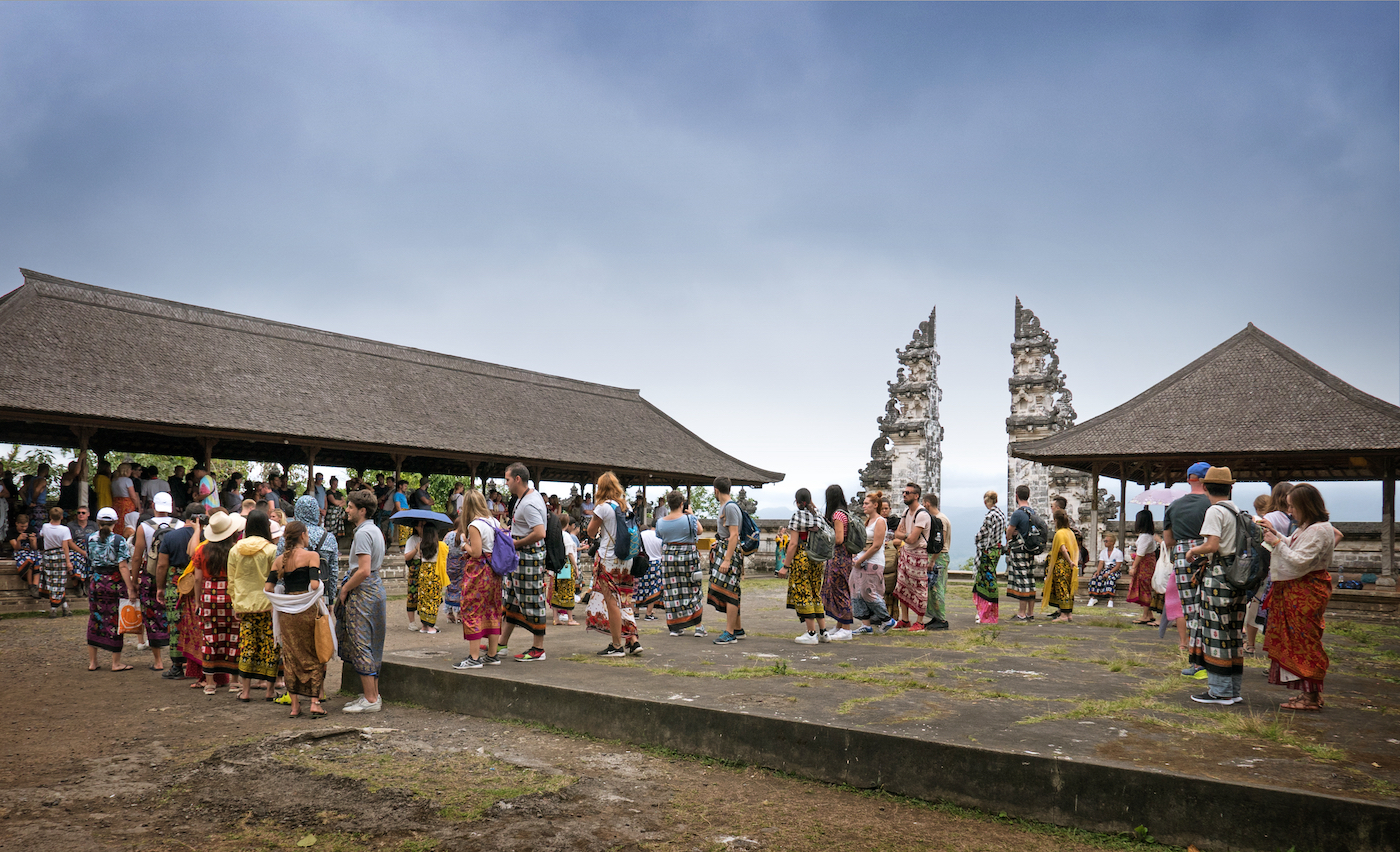 Mensen in de rij voor gates of heaven op Bali