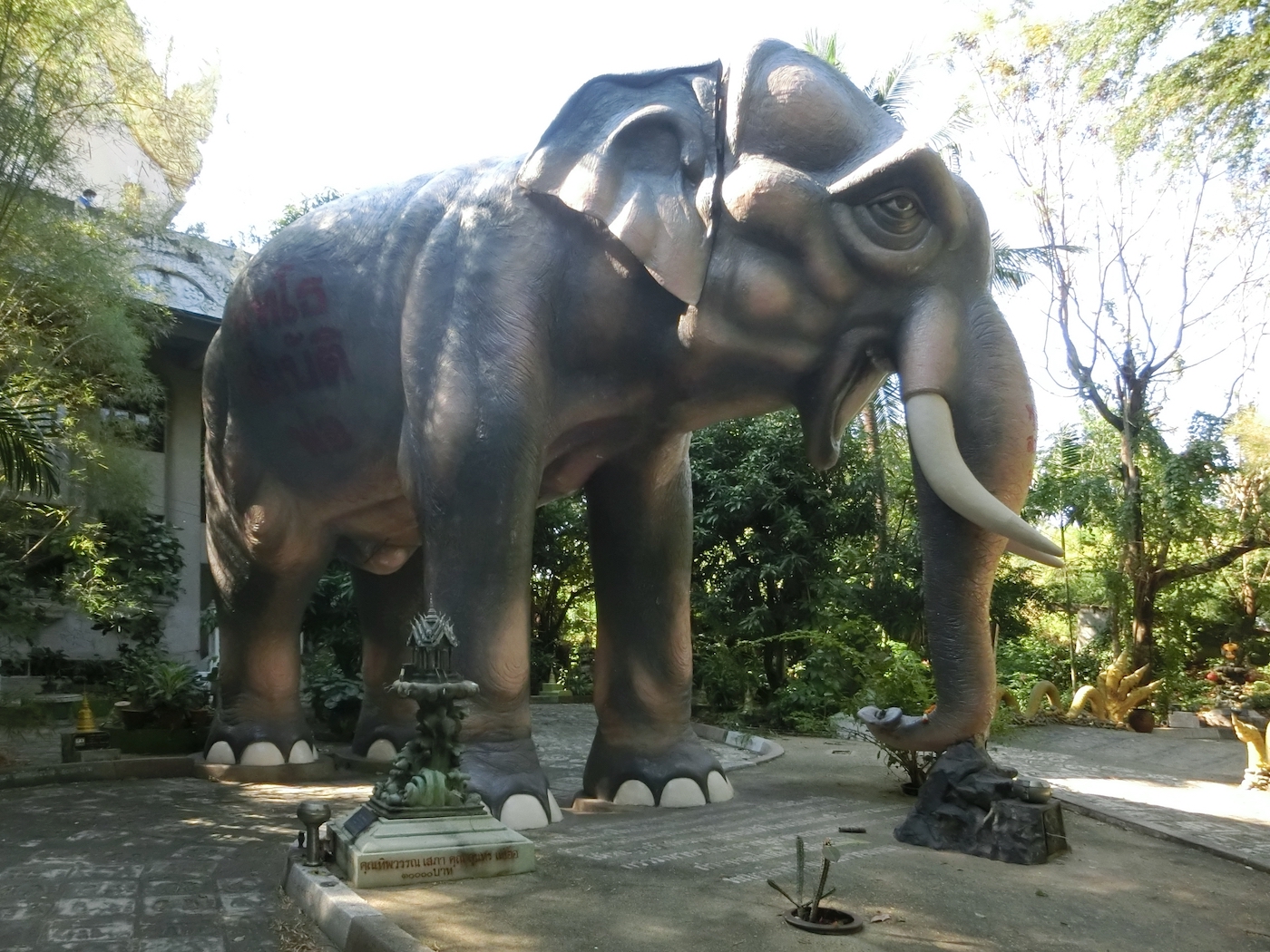 Olifantenstandbeeld in Wat Samphran, Thailand